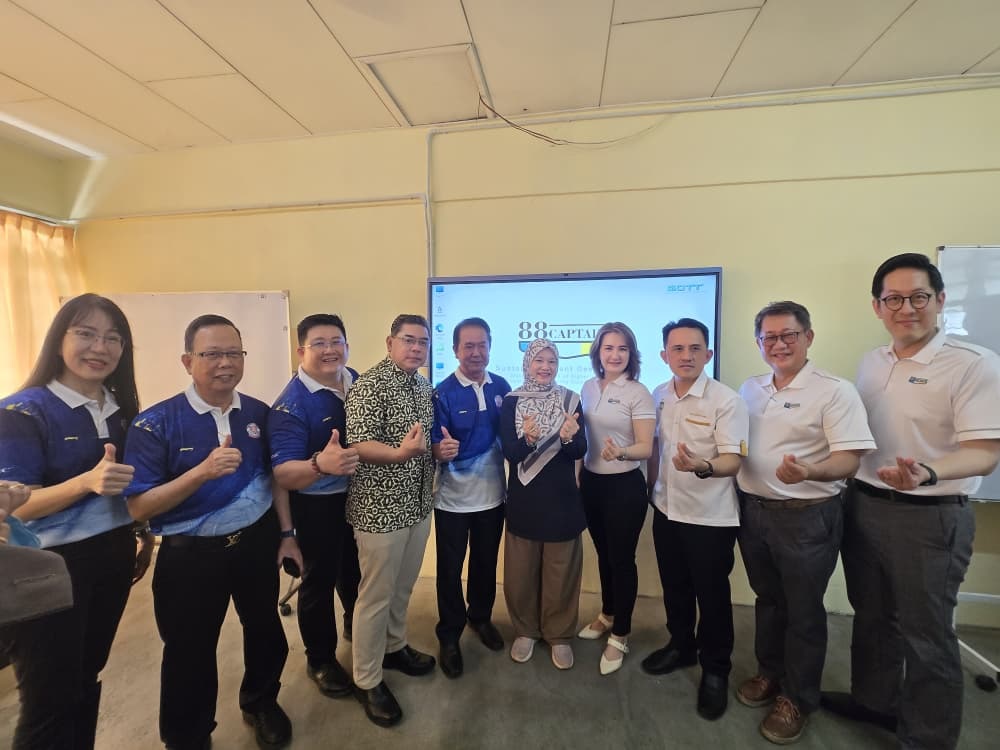 88 Captains donates 6 Smart Boards to SJKC Keng Koon